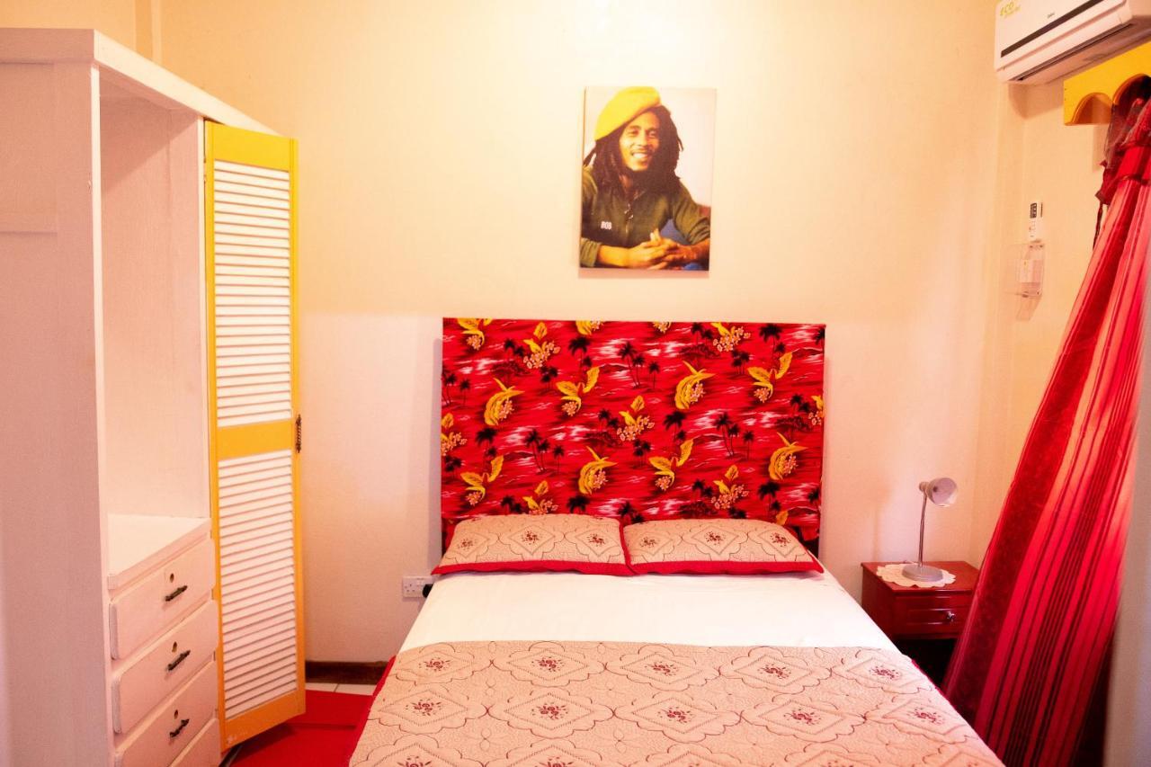 Tropical Breeze Vacation Home And Apartments Gros Islet Eksteriør bilde