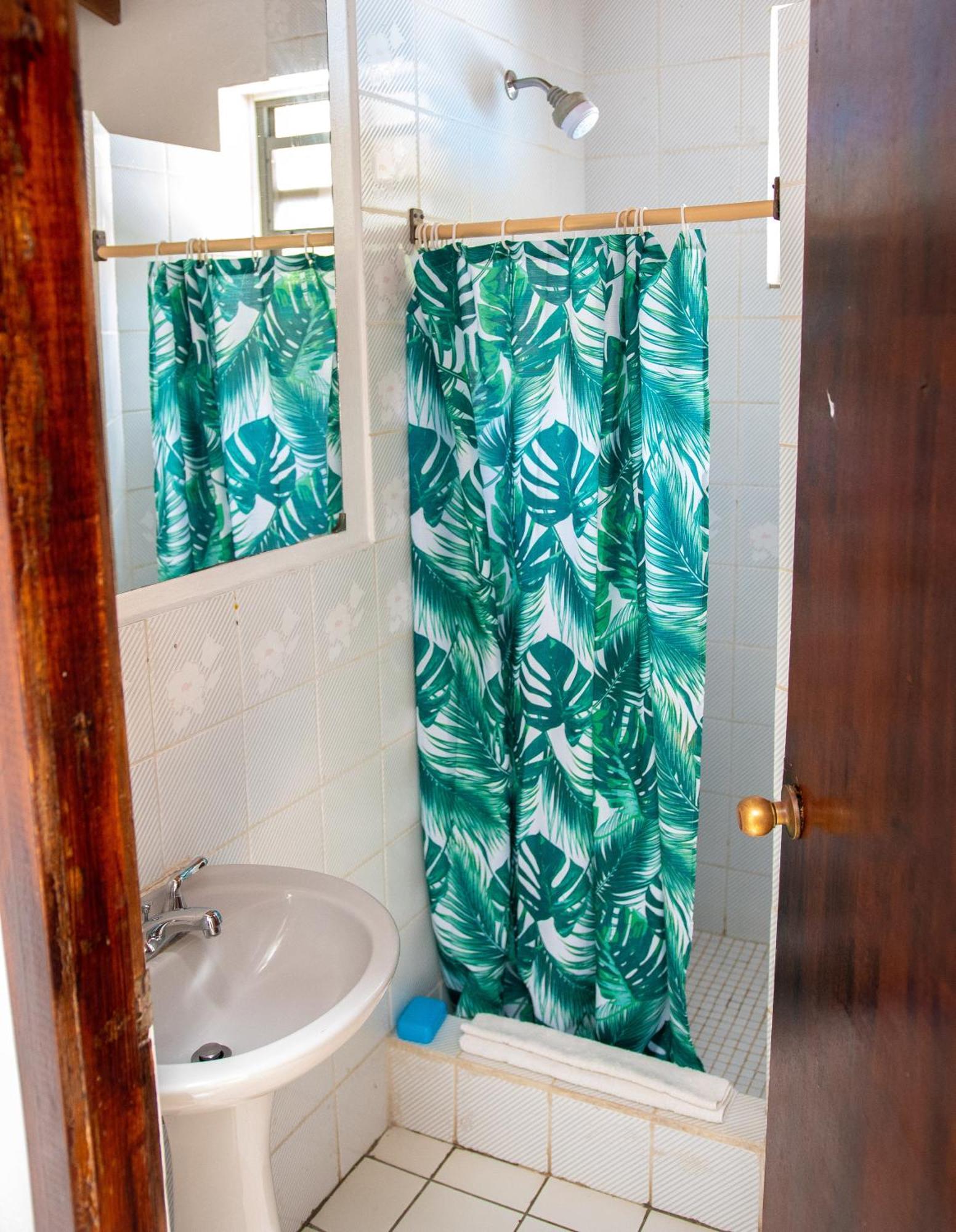 Tropical Breeze Vacation Home And Apartments Gros Islet Eksteriør bilde